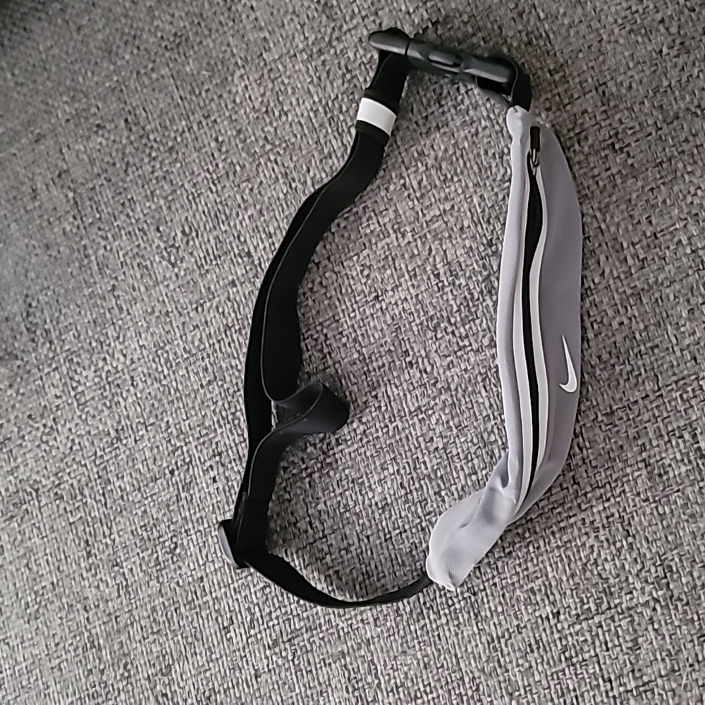 NIKE - Picture 2 of 3